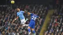 Gelandang Manchester City, Riyad Mahrez, duel udara dengan bek Chelsea, Cesar Azpilicueta, pada laga Premier League di Stadion Etihad, Manchester, Sabtu (23/11). City menang 2-1 atas Chelsea. (AFP/Paul Ellis)