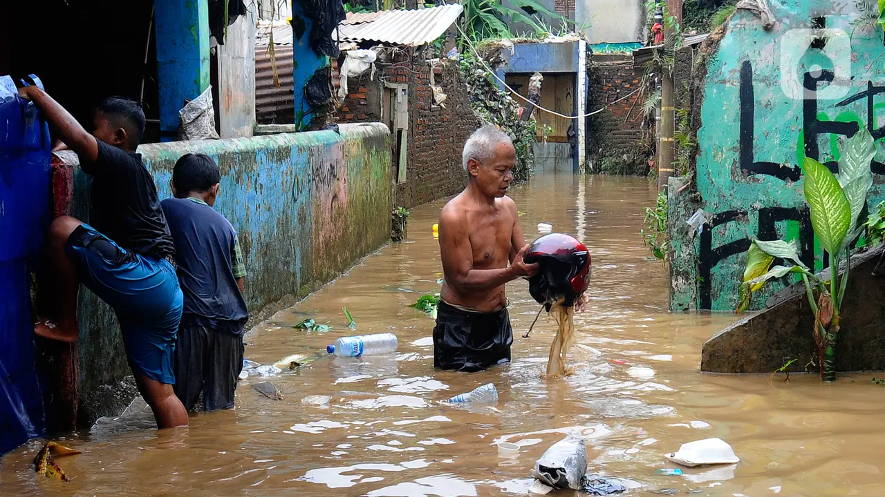Warga Pejaten Timur Bersihkan Rumah Usai Direndam Banjir 3 Meter