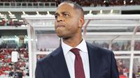 Pelatih Timnas Indonesia, Patrick Kluivert, memimpin timnya menghadapi Timnas Bahrain pada laga kedelapan putaran ketiga Grup C kualifikasi Piala Dunia 2026 di Stadion Utama Gelora Bung Karno, Jakarta, Selasa (25/3/2025) dini hari WIB. (Bola.com/Abdul Aziz)