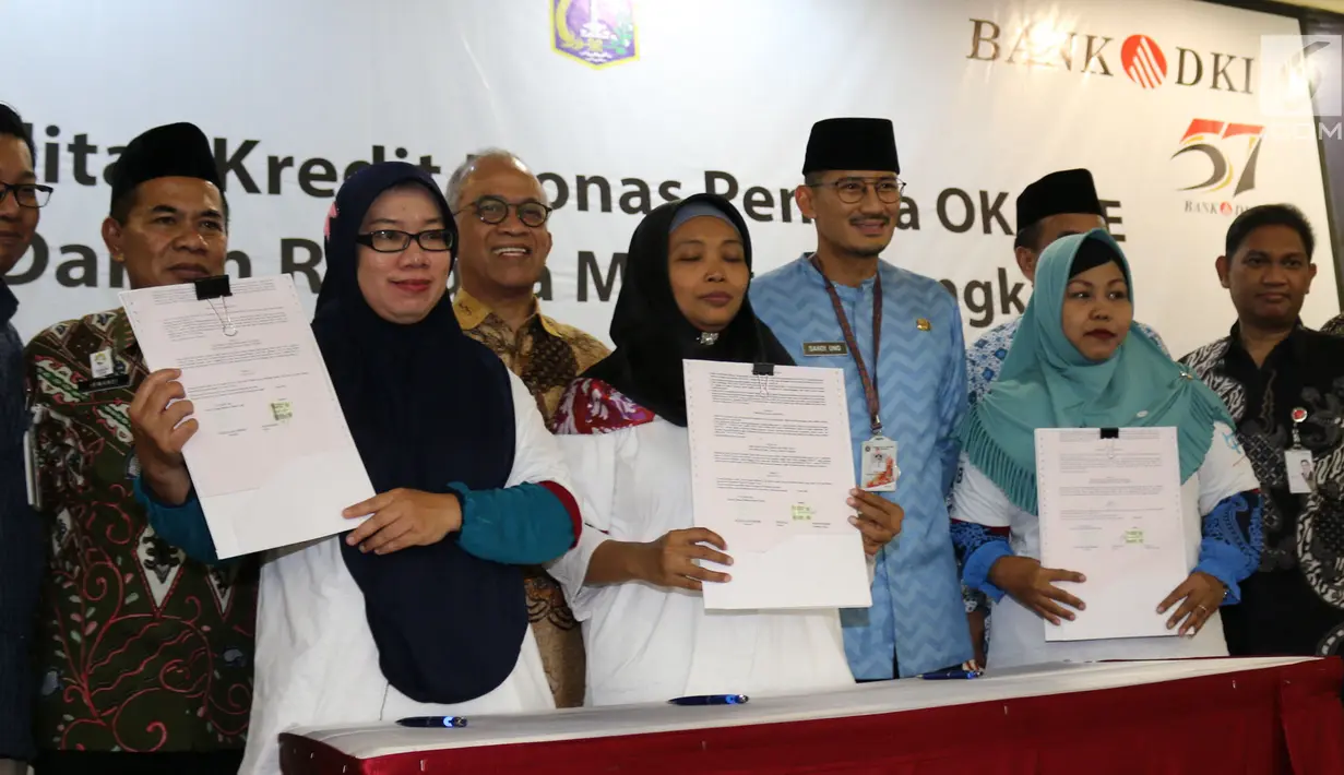 Wagub DKI Jakarta, Sandiaga Uno (ketiga kiri) didampingi Dirut Bank DKI, Kresno Sediarsi (kedua kiri) foto bersama usai menyaksikan akad Kredit Monas Pemula oleh pelaku UMKM binaan OK OCE, Kamis (7/9), Jakarta. (Liputan6.com/Pool/Budi)