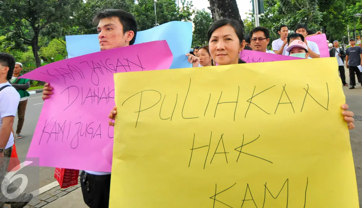 Warga etnis Tionghoa penghuni Rusun Kapuk Muara menggelar aksi di depan kantor Gubernur DKI Jakarta, Jumat (29/4). Mereka mengeluhkan tindakan Pemprov DKI Jakarta yang memaksa mereka keluar sebelum perjanjian sewa berakhir. (Liputan6.com/Yoppy Renato)