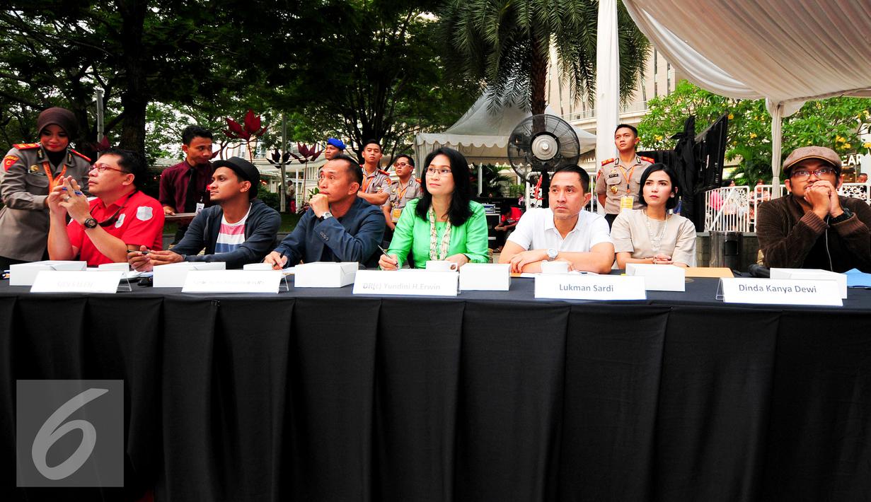 Tim Juri saat menyeleksi film pendek di Police Movie Festival 2015, Jakarta, Sabtu (13/6/2015). Film pendek besutan Edosz cs dengan judul' Mencoba Menjadi Polisi Harapan ' berhasil keluar sebagai juara pertama. (Liputan6.com/Yoppy Renato)