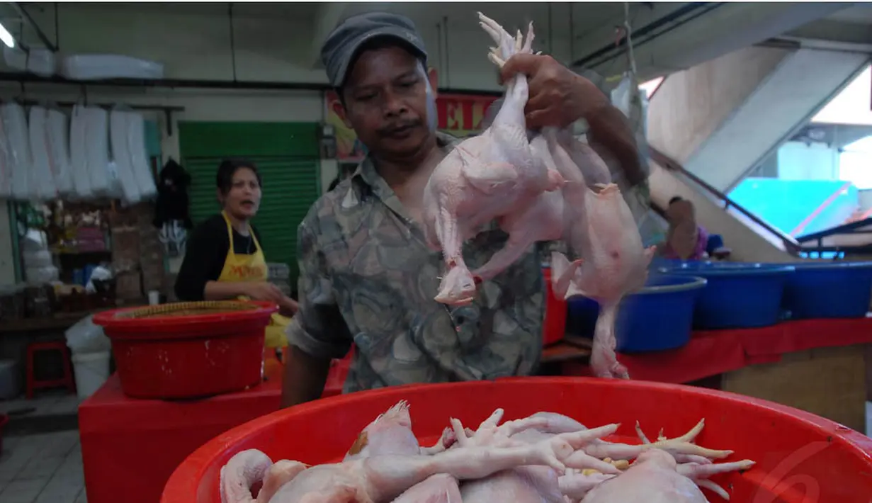 Tingginya harga ayam potong di pasar tradisional disebabkan karena permintaan konsumen yang meningkat, Jakarta, Kamis (24/7/2014) (Liputan6.com/ Miftahul Hayat)