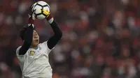 Kiper Bhayangkara FC, Awan Setho, menangkap bola saat pemanasan sebelum melawan Persija Jakarta pada laga Liga 1 di SUGBK, Jakarta, Jumat (23/3/2018). Kedua klub bermain imbang 0-0. (Bola.com/Vitalis Yogi Trisna)