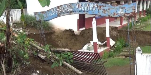 Usai Dilanda Banjir Bandang, Ratusan Rumah Warga di Tapanuli Selatan Hancur Ditelan Bencana Tanah Bergerak