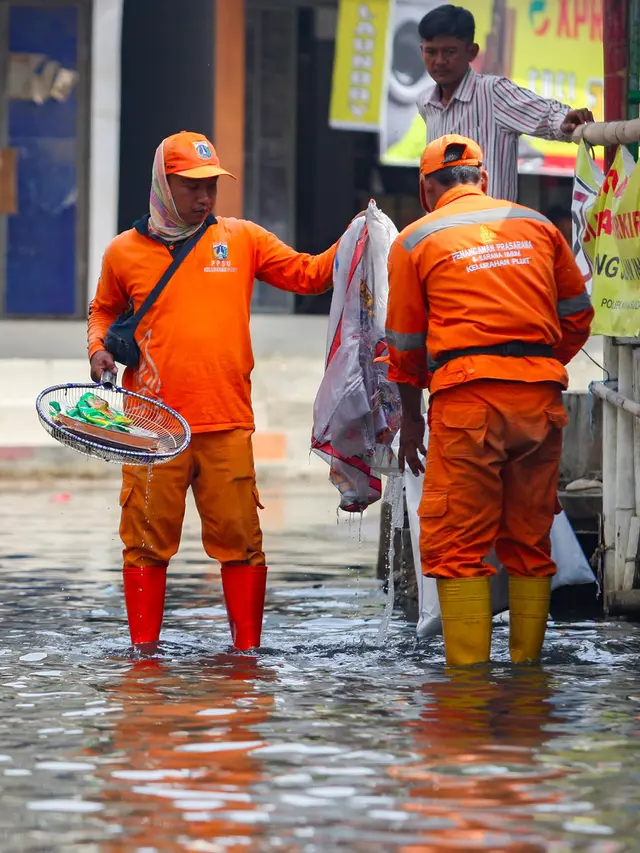 Banjir Rob di Muara Angke Mulai Surut, Petugas PPSU Berjibaku Bersihkan Ceceran Sampah