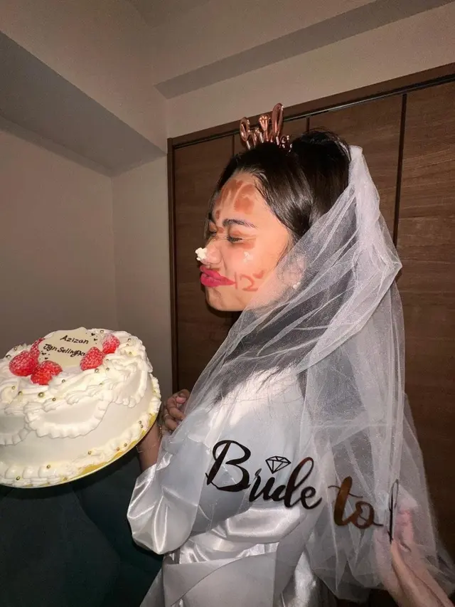 6 Potret Viral Cake Bridal Shower Azizah Salsha, Ingatkan Pesan 'Jangan Selingkuh'