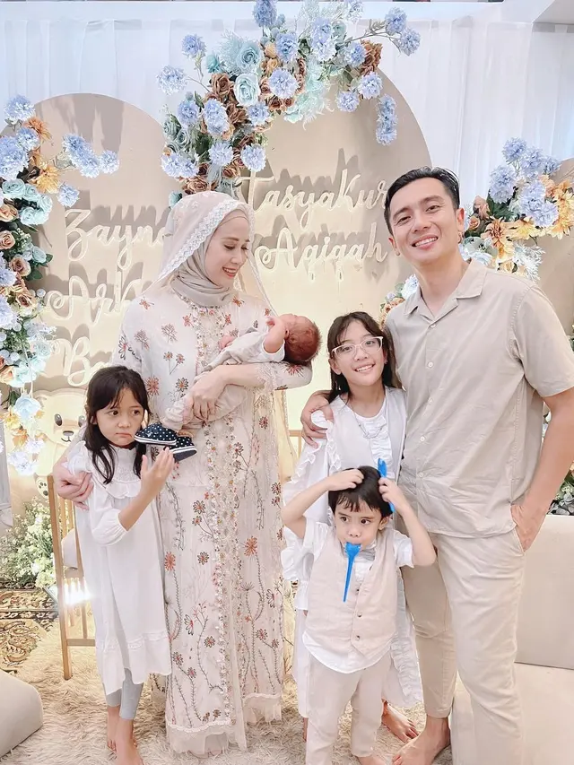 Tampil Stylish, Ini 7 Momen Fanny Fabriana Bersama Putra Bungsu yang Menggemaskan