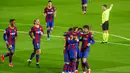 Para pemain Barcelona merayakan gol yang dicetak oleh Francisco Trincao ke gawang Alaves pada laga Liga Spanyol di Stadion Camp Nou, Sabtu (14/2/2021). Barcelona menang dengan skor 5-1. (AP Photo/Joan Monfort)
