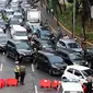 Sejumlah pengendara terjebak kemacetan pengalihan arus lalu lintas di sekitar Jalan Gatot Subroto dekat Gedung MPR/DPR/DPD RI, Rabu (24/6/2020). Sebagian arus lalu lintas yang mengarah Gedung MPR/DPR/DPD RI dialihkan akibat adanya aksi unjuk rasa menentang RUU HIP. (Liputan6.com/Helmi Fithriansyah)