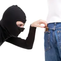 Karena di pasar banyak copet, nggak ada salahnya untuk ikuti tips ini. (Via: xpanda.co.za)