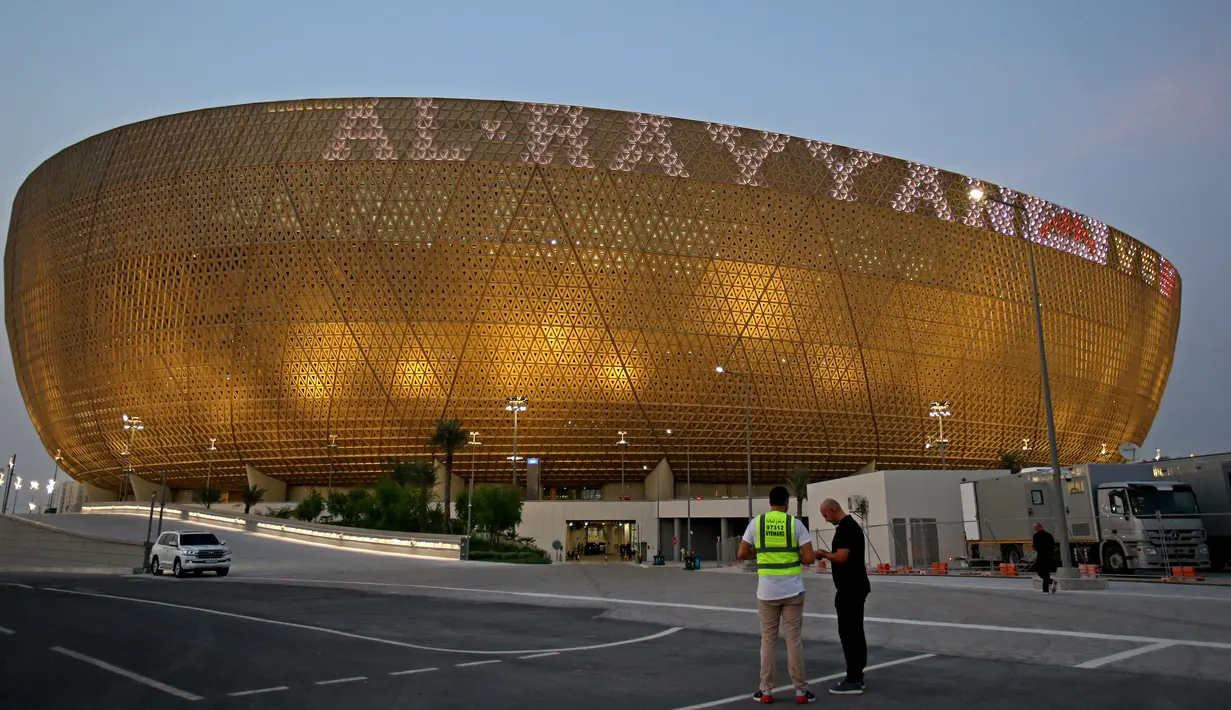 Iconic Lusail Stadium berbentuk menyerupai mangkuk atau lampion khas Arab yang merupakan karya arsitektur asal Inggris, Foster and Partners selaku pembuat desain. (AFP/Mustafa Abumunes)