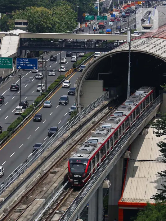 Pihak LRT Jabodebek mengungkap kebijakan tarif ini dirancang untuk memberikan kemudahan bagi masyarakat dalam memilih moda transportasi yang hemat serta nyaman. (Liputan6.com/Angga Yuniar)