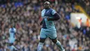 3. Adebayo Akinfenwa - Mantan pemain Swansea City yang memiliki berat badan 102 kg. Hal tersebut membuatnya keluar sebagai pesepak bola profesional terberat di dunia. (AFP/ian Kington)