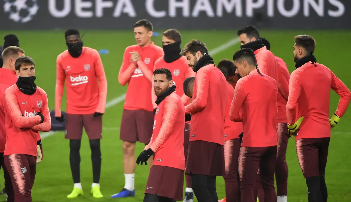Bintang Barcelona, Lionel Messi bersama rekan setim menjalani latihan ringan jelang digelarnya laga lanjutan Grup B Liga Champions kontra PSV Eindhoven, Rabu (28/11). Dalam laga kali ini Luis Suarez diragukan tampil karena cedera. (AFP/Emmanuel Dunand)