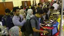 Antrian pencari kerja mengisi pendaftaran lowongan di salah satu stan bursa kerja, Jakarta, Sabtu (15/10). Tahun ini angkatan kerja Indonesia mencapai 127,6 juta dengan tingkat pengangguran sebesar 5,5% atau tujuh juta orang. (Liputan6.com/Angga Yuniar)