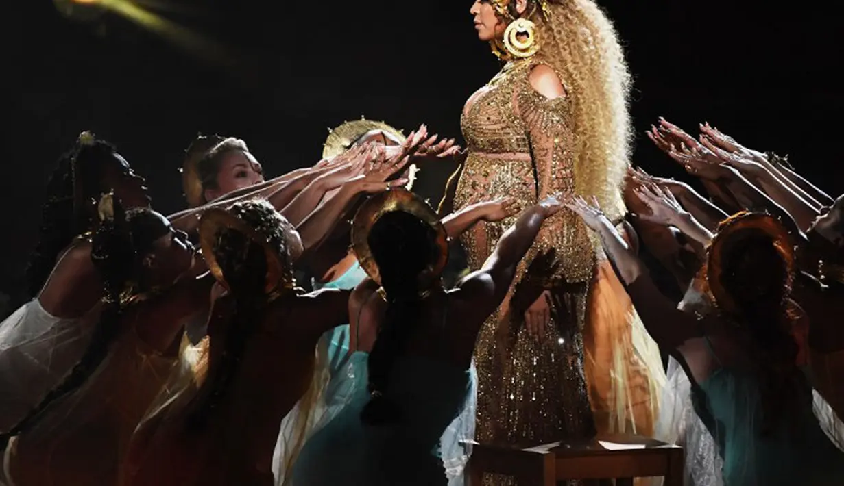 Kostum mewah yang dikenanakan Beyonce saat di atas panggung bertemakan ‘Khayangan’. Nuansa glamor terpancar pada kostum tersebut dengan sentuhan emas yang berkilauan di bawah lampu. (AFP/Bintang.com)
