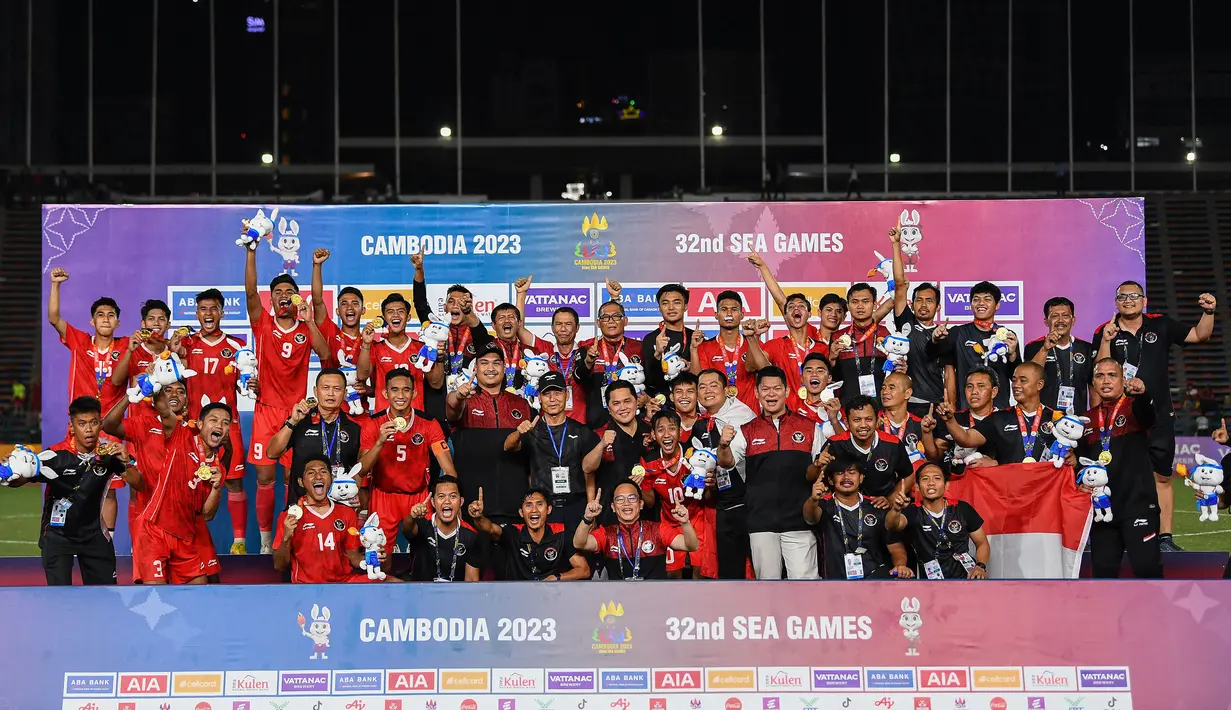 <p>Ketua Umum PSSI Erick Thohir (tengah), Menpora Dito Ariotedjo, Ketua NOC Indonesia Raja Sapta Oktohari, CdM Lexyndo Hakim, staf pelatih, ofisial, dan pemain Timnas Indonesia U-22 berpose memegang medali emas SEA Games 2023 setelah mengalahkan Thailand dengan skor 5-2 pada laga final yang berlangsung di Olympic Stadium, Phnom Penh, Kamboja, Selasa (16/05/2023). (AFP/Nhac Nguyen)</p>