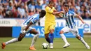 Gelandang Chelsea, Eden Hazard, berusaha melewati pemain Huddersfield Town pada laga Premier League di Stadion John Smith's, Sabtu (11/8/2018). Chelsea menang 3-0 atas Huddersfield Town. (AFP/Oli Scarff)