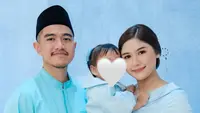 Erina Gudono saat Lebaran Kompak dengan Putrinya pakai busana baby blue. [@erinagudono]