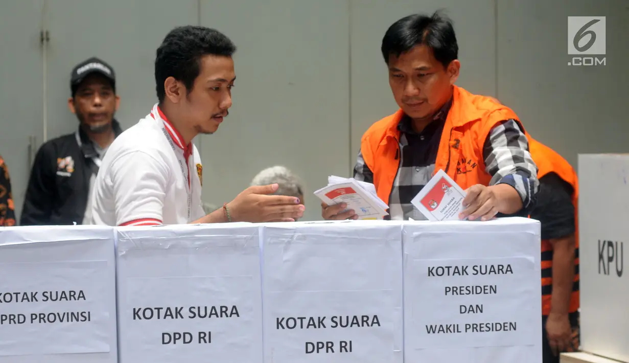 Tersangka suap kerja sama pengangkutan pupuk Bowo Sidik Pangarso memasukkan surat suara ke dalam kotak seusai melakukan  pencoblosan di TPS 012 Guntur, Jakarta Selatan, Rabu (17/4). Sebanyak 63 tahanan KPK hari ini ikut menyalurkan hak pilihnya dalam Pemilu 2019. (merdeka.com/Dwi Narwoko)