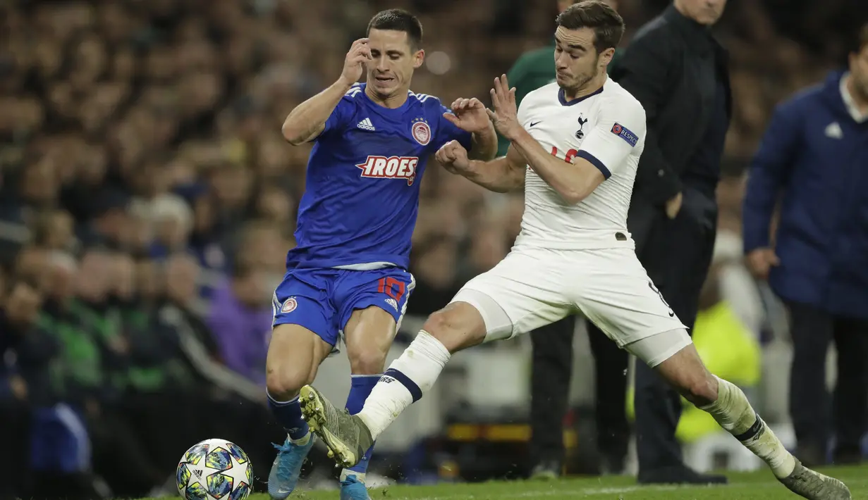 Bek Tottenham Hotspur, Harry Winks (kanan) berusaha merebut bola yang dibawa pemain Olympiakos, Daniel Podence  pada pertandingan Grup B Liga Champions di Stadion Tottenham Hotspur di London utara (26/11/2019). Tottenham menang telak 4-2 atas Olympiakos. (AP Photo/Matt Dunham)