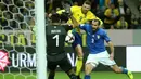 Striker Swedia, Marcus Berg, berusaha mengindari penjagaan bek Italia, Georgio Chiellini, pada laga Kualifikasi Piala Dunia 2018 di Stadion Friends Arena, Solna, Jumat (10/11/2017). Swedia menang 1-0 atas Italia. (AFP/Soren Anderson)