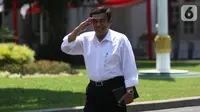 Jenderal TNI (Purn) Fachrul Razi tiba di Kompleks Istana Kepresidenan di Jakarta, Selasa (22/10/2019). Begitu tiba, politisi Partai Golkar ini menyapa para pewarta yang telah menanti kedatangan para calon menteri Jokowi. (Liputan6.com/Angga Yuniar)