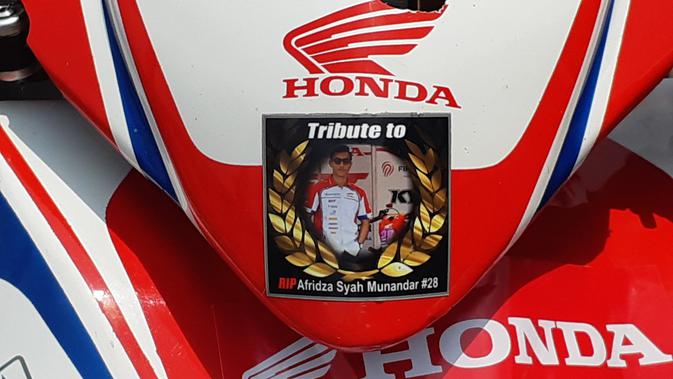 Stiker khusus pembalap untuk mengenang Afridza Munandar pada Honda Dream Cup 2019. (Bola.com/Aditya Wicaksono)