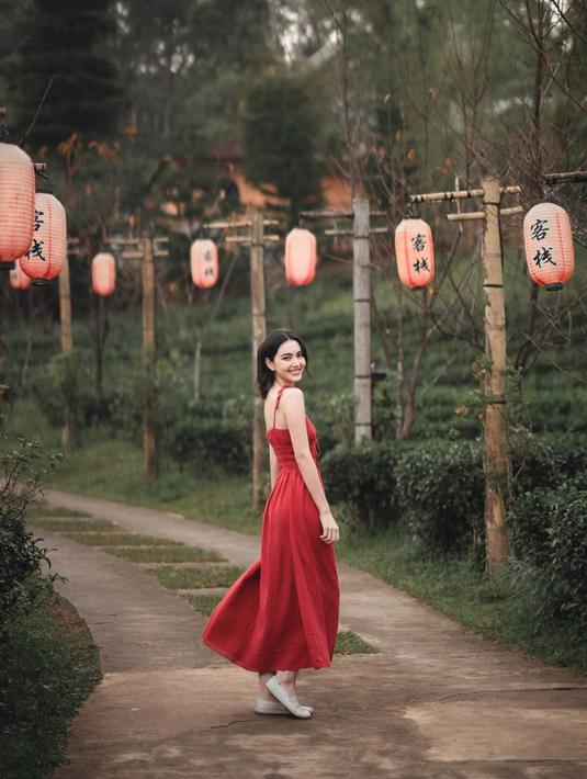 Aura kecantikan perempuan keturunan Belgia dan Thailand saat memakai baju merah kian terpancarkan. Davika terlihat sangat feminin dan senyumnya semakin membuatnya terlihat manis. Fans Davika pasti senyum bahagia melihat foto cantik Davika ini. (Liputan6.com/IG/@davikah)