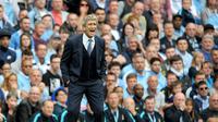 Salah satu ekspresi pelatih Manchester City Manuel Pellegrini, ketika mendampingi timnya melakoni laga Premier League melawan Chelsea, di Etihad Stadium, Minggu (16/8/2015). Laga itu berakhir 3-0 untuk City. (EPA/PETER POWELL EDITORIAL)