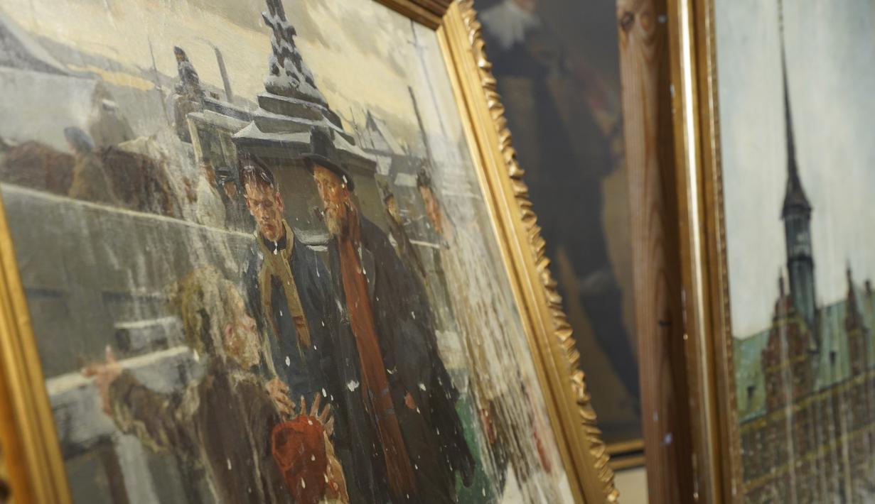 Benda-benda yang diselamatkan sekarang disimpan di gudang Museum Nasional yang modern dan ber-AC di Vinge dekat Frederikssund, sekitar 35 kilometer (22 mil), sebelah barat laut Kopenhagen.  (AP Photo/James Brooks)