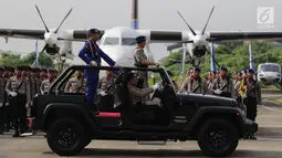 Kapolri Jenderal Tito Karnavian memeriksa pasukan saat upacara peringatan HUT ke-67 Polisi Air dan Udara (Polairud) di Lapangan Udara Pondok Cabe, Tangsel, Selasa (25/12). Tito mengenakan PDU dengan baret biru Koprs Polairud (Liputan6.com/Faizal Fanani)