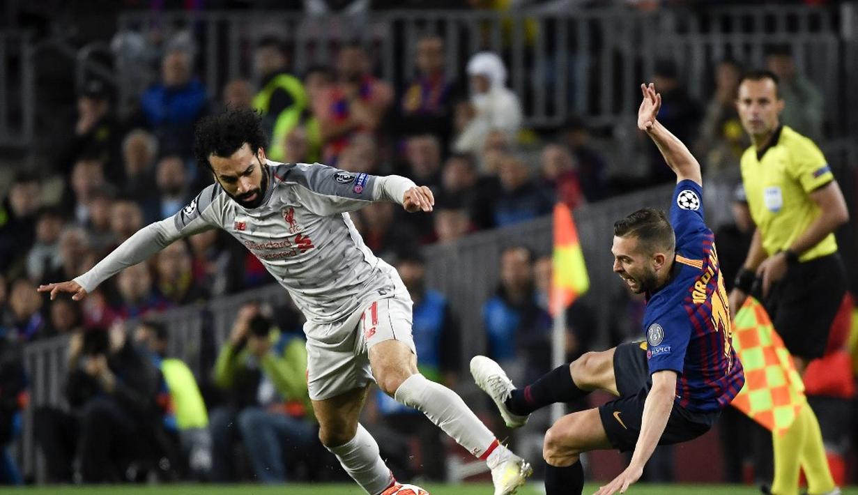 Gelandang Liverpool, Mohamed Salah saat melewati Jordi Alba pada leg 1, babak semifinal Liga Champions yang berlangsung di Stadion Camp Nou, Barcelona, Kamis (2/5). Barcelona menang 3-0 atas Liverpool. (AFP/