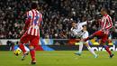 Gelandang Real Madrid, Mesut Oezil (tengah) mencetak gol ke gawang Atletico Madrid pada laga Liga Spanyol 2012/2013 di Santiago Bernabeu Stadium, Madrid (1/12/2012). Mesut Oezil tercatat membuat 4 gol dan 2 assist ke gawang Atletico Madrid dari total 10 pertemuan saat berseragam Arsenal dan Real Madrid. Seluruh gol dan assist dicetak bersama Real Madrid sejak musim 2010/2011 hingga 2012/2013. (AFP/Cesar Manso)