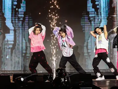 Salah satu subunit grup NCT, yaitu WayV menggelar fan meeting bertajuk "2023 WayV Fanmeeting Tour [Phantom] in Jakarta" di ICE BSD Tangerang, Banten, Sabtu (29/4/2023). (Liputan6.com/Johan Tallo)