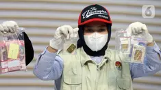 Petugas memperlihatkan barang bukti penangkapan Bupati Lampung Tengah, Ardito Wijaya, di Gedung Merah Putih Komisi Pemberantasan Korupsi (KPK), Jakarta, Kamis (11/12/2025). Komisi Pemberantasan Korupsi (KPK) menyita sejumlah barang bukti hasil Operasi Tangkap Tangan (OTT) Bupati Lampung Tengah, Ardito Wijaya. (Liputan6.com/Helmi Fithriansyah)