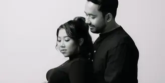 Potret Maternity Shoot Kiky Saputri, Kocak Adu Perut dengan Suami (Sumber: Instagram/kikysaputri)