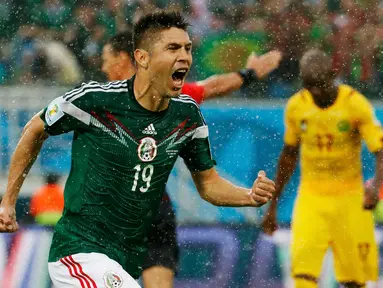 Penyerang Meksiko, Oribe Peralta, merayakan golnya ke gawang Kamerun di laga Piala Dunia 2014 grup A di Estadio das Dunas, Natal (13/6/2014). (REUTERS/Jorge Silva)