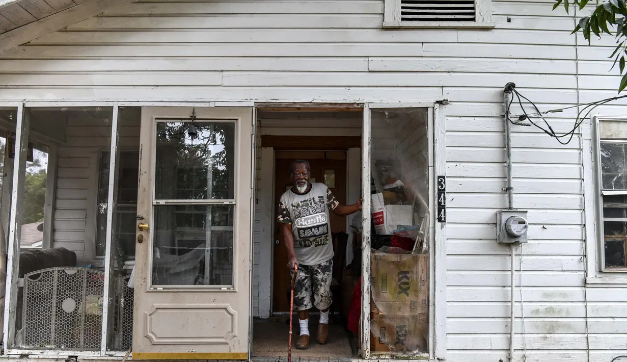 Samuel Hawkins (80) melihat saat dia berjalan keluar dari rumahnya di Fayette, Jefferson County, Mississippi (28/9/2020). Dengan 85% populasinya terdiri dari orang Afrika-Amerika, daerah pedesaan Mississippi ini memiliki proporsi penduduk kulit hitam tertinggi di seluruh negeri. (AFP/Chandan Khanna)