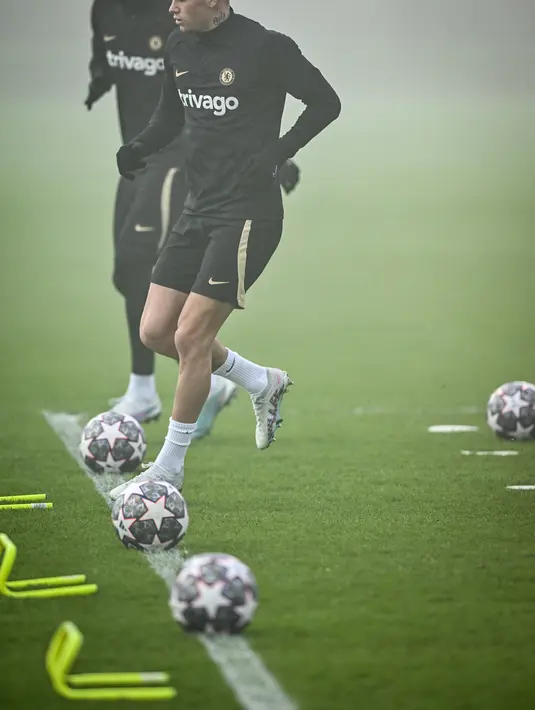 Gelandang Chelsea, Mykhailo Mudryk melakukan pemanasan selama sesi latihan tim di fasilitas latihan Chelsea Cobham di Stoke D'Abernon, London pada 14 Februari 2023. The Blues lolos sebagai juara Grup E di atas AC Milan, Red Bull Salzburg dan Dinamo Zagreb. (AFP/Glyn Kirk)