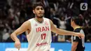Ekspresi pemain timnas basket Iran, Matin Aghajanpour saat jeda laga melawan Spanyol pada penyisihan Grup G FIBA World Cup 2023 di Indonesia Arena, Gelora Bung Karno, Jakarta, Rabu (30/8/2023). Iran kalah 65-85 dari Spanyol. (Liputan6.com/Helmi Fithriansyah)