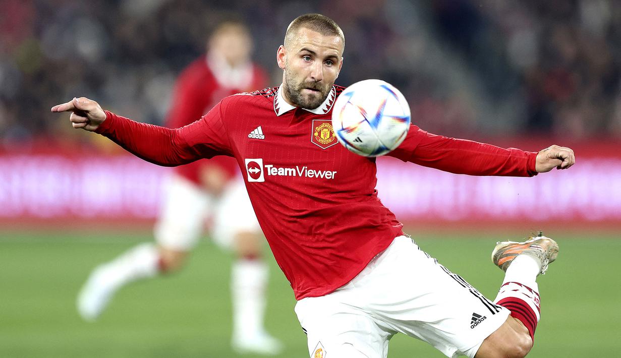 Luke Shaw belum mampu memberikan konsistensi yang diinginkan oleh Erik ten Hag sebagai bek kiri. Hal tersebut yang membawa Tyrell Malacia merapat ke Manchester United. Shaw tampaknya akan kesulitan untuk mengambil alih posisinya mengingat porforma Malacia terus menanjak. (AFP/George Salpigtidis)