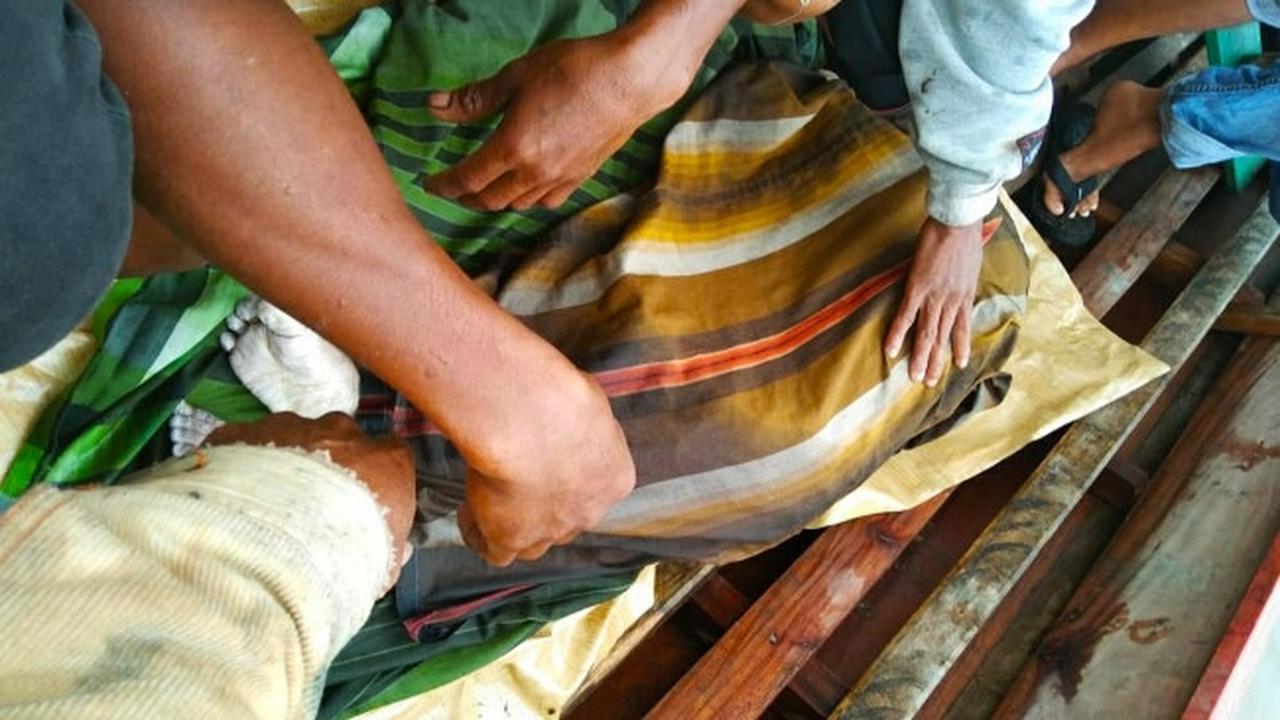 Jasad balita tenggelam di sungai dibalut dengan kain sarung usai ditemukan setelah tiga hari dicari.