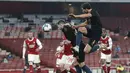 Bek Manchester City, Aymeric Laporte menyundul bola untuk mencetak gol ke gawang Arsenal pada laga perempatfinal Piala Liga Inggris di Emirates Stadium, Rabu (23/12/2020) dini hari WIB. Man City melenggang ke semifinal Piala Liga Inggris lewat kemenangan 4-1 atas Arsenal. (AP Photo/Frank Augstein)