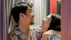 Di foto ini, Deva Mahenra merangkul dan memengang tangan Mikha Tambayong yang saling tersenyum sambil menatap satu sama lain. Kisah asmara Mikha Tambayong dan Deva Mahendra mulai terendus publik di awal tahun 2021. Namun keduanya digadang-gadang sudah bersama sejak 2020 lalu. Pasangan yang terpaut usia 4 tahun ini juga menambah jajaran artis Tanah Air yang menikah dengan sahabat sendiri. (Instagram/miktambayong)