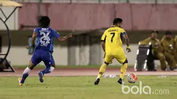 Aksi Zulham Zamrun dilapangan mendapat cibiran dari Bobotoh, namum kemenangan Persib Bandung menghapus kekesalan suporter pada babak 8 besar Piala Presiden 2017 di Stadion Manahan, Solo, Sabtu (25/2/2017). (Bola.com/Nicklas Hanoatubun)