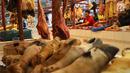 Suasana jual beli daging sapi di Pasar Senen, Jakarta, Selasa (29/5). Memasuki Ramadan, harga daging sapi segar masih terpantau berada di harga eceran tertinggi (HET) yang ditetapkan pemerintah. (Liputan6.com/Angga Yuniar)