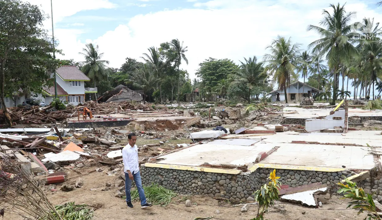 Presiden Joko Widodo atau Jokowi meninjau lokasi terdampak tsunami Selat Sunda di Carita, Banten, Senin (24/12). Jokowi juga menginstruksikan untuk segera melakukan evakuasi serta membuka posko-posko pengungsian di lokasi. (Liputan6.com/Angga Yuniar)