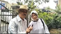 Komisaris PT Persib Bandung Bermartabat (PBB), Umuh Muchtar beserta istri Hj. Pipin Muchtar berpartisipasi pada Pemilu 2024. (Bola.com/Erwin Snaz)
